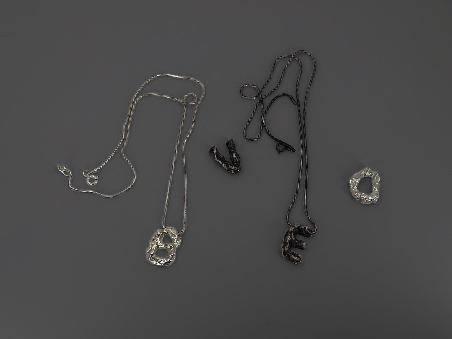 ანბანის ვერცხლის გულსაკიდი