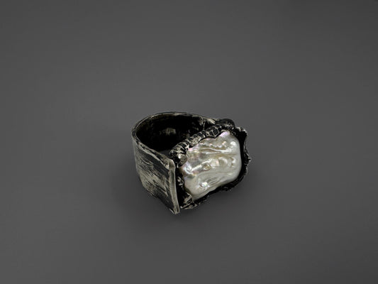 ვერცხლის ბეჭედი დიდი მარგალიტით