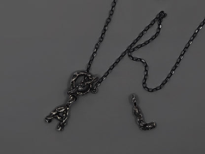 ანბანის გაშავებული ვერცხლის გულსაკიდი