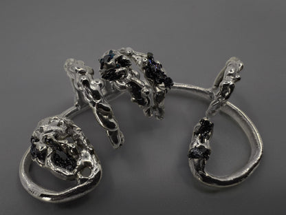 ვერცხლის საყურე შავი ქვით