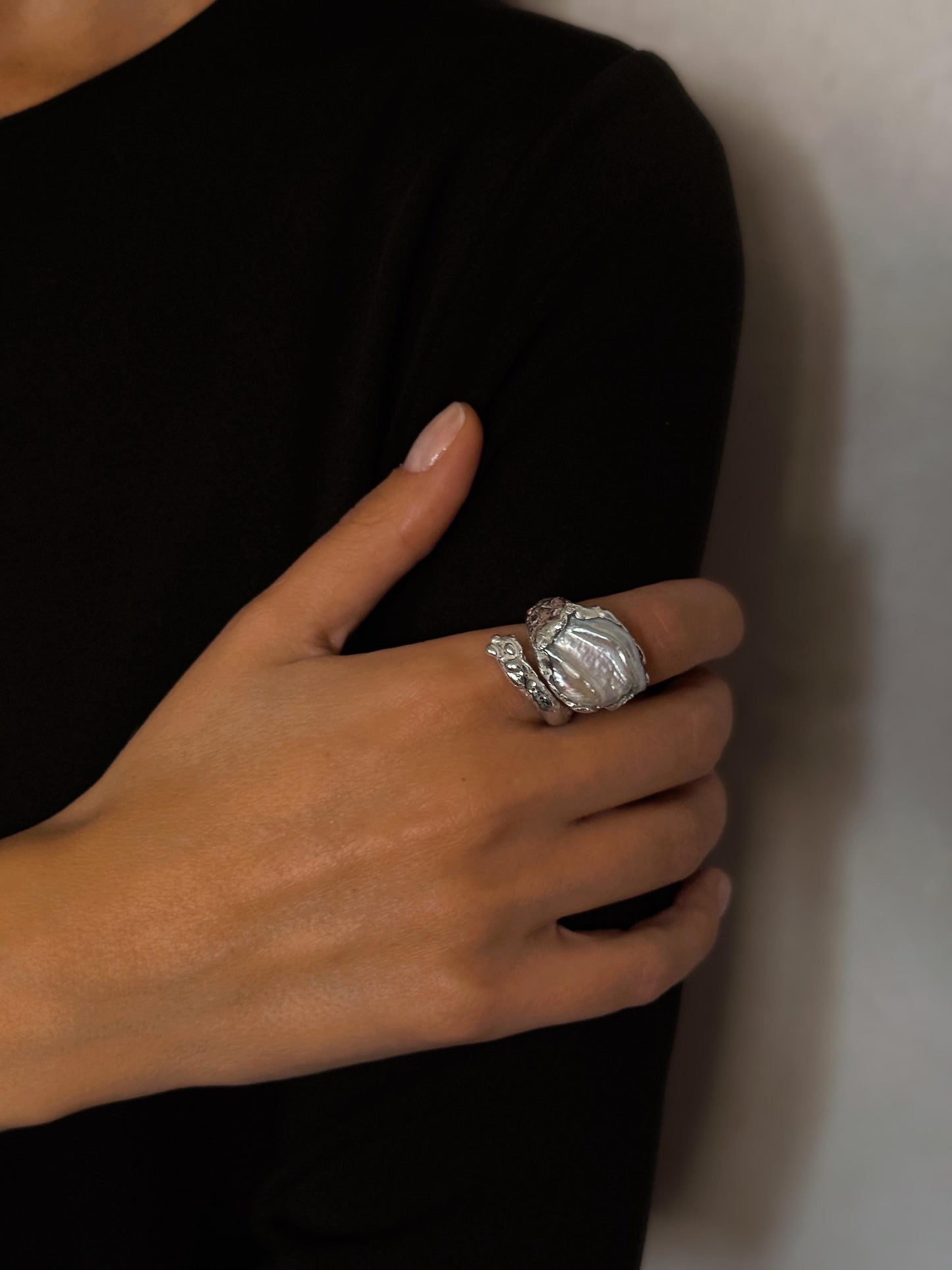 ვერცხლის ღია ბეჭედი მარგალიტით