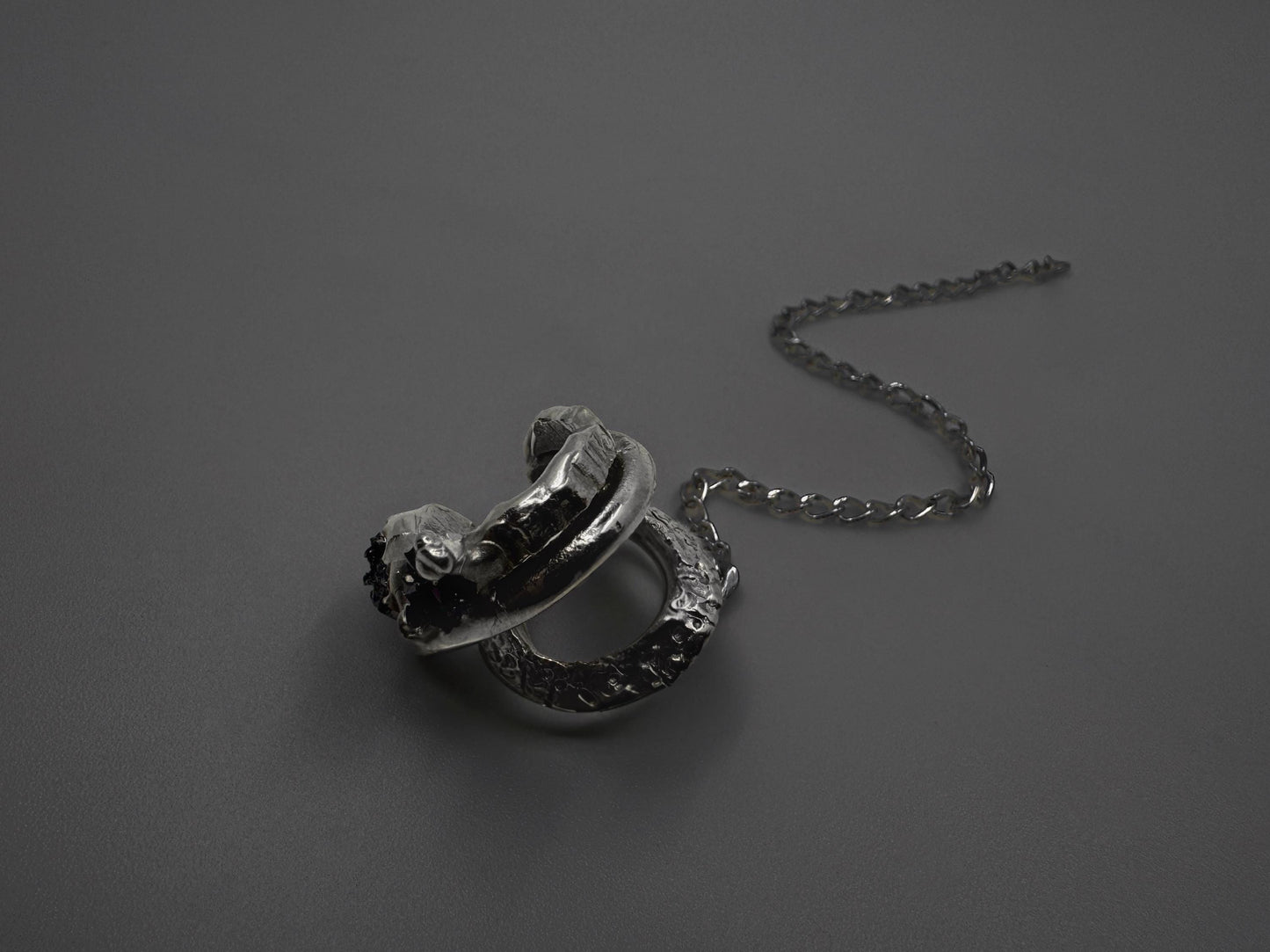 ვერცხლის საყურე შავი ქვით